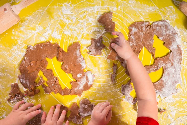 Ładny Mały Chłopiec Dziewczynka Bliźniaczki Przygotowania Christmas Cookies Kuchni — Zdjęcie stockowe