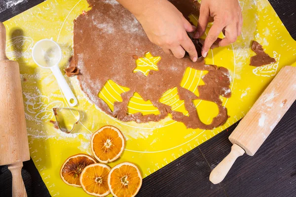 Vista Superior Mãos Fazendo Biscoitos Gengibre Para Natal — Fotografia de Stock