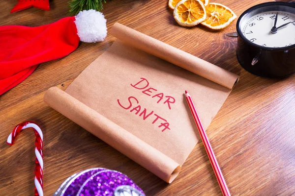 Weihnachtsbrief Den Weihnachtsmann Auf Holztisch Mit Weihnachtsdekoration — Stockfoto