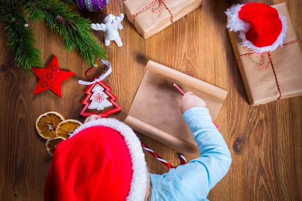 Bovenaanzicht Van Kind Schrijven Brief Aan Kerstman Voor Kerstmis — Stockfoto