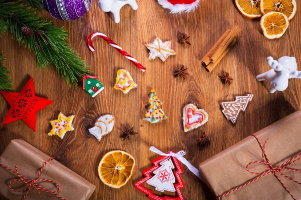 Blick Von Oben Auf Weihnachtliche Gewürze Und Dekorationen Auf Holztisch — Stockfoto