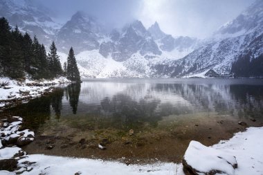 Güzel kış Tatra Dağları, Polonya Deniz gölde göz at