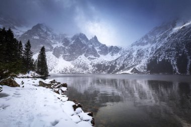 Güzel kış Tatra Dağları, Polonya Deniz gölde göz at