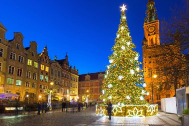 Gdansk, Polonya'nın eski şehir güzel Noel ağacı
