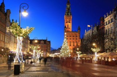 Gdansk, Polonya - 8 Aralık 2017: Gdansk, Polonya'nın Noel süsleri eski şehir. Gdansk tarihi Lehçe Pomerania başkentidir Gotik mimariye sahip.