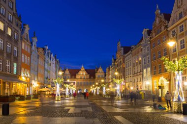 Gdansk, Polonya - 8 Aralık 2017: Gdansk, Polonya'nın Noel süsleri eski şehir. Gdansk tarihi Lehçe Pomerania başkentidir Gotik mimariye sahip.