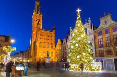 Gdansk, Polonya - 8 Aralık 2017: Gdansk, Polonya'nın Noel süsleri eski şehir. Gdansk tarihi Lehçe Pomerania başkentidir Gotik mimariye sahip.