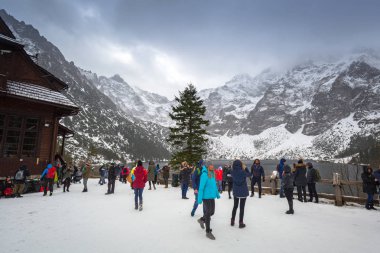 Zakopane, Polonya - 11 Kasım 2017: Turist Morskie Oko Gölü (denizin göz) Tatra Dağları, Polonya. Tatra Milli Parkı içinde yer Morskie Oko Polonya popüler turistik yer.