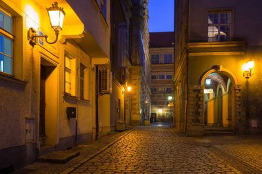 Gdansk, Polonya - 8 Aralık 2017: Gdansk eski kasaba geceleri, Polonya mimarisi. Gdansk tarihi Lehçe Pomerania başkentidir Gotik mimariye sahip.