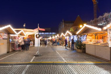 Gdansk, Polonya - 8 Aralık 2017: Geleneksel Noel adil Gdansk, Polonya'nın eski şehir. Gdansk tarihi Lehçe Pomerania başkentidir Gotik mimariye sahip.