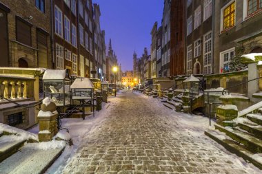 Gdansk 'ta güzel Mariacka caddesi, karlı kış, Polonya