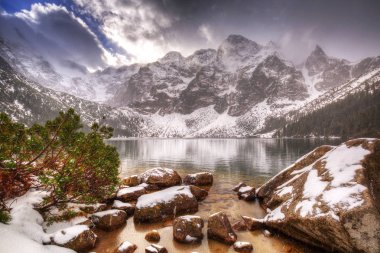Güzel kış Tatra Dağları, Polonya Deniz gölde göz at