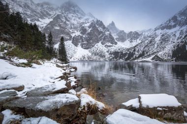 Güzel kış Tatra Dağları, Polonya Deniz gölde göz at