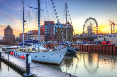 Motlawa nehir ve Gdansk Marinada günbatımı, Polonya.