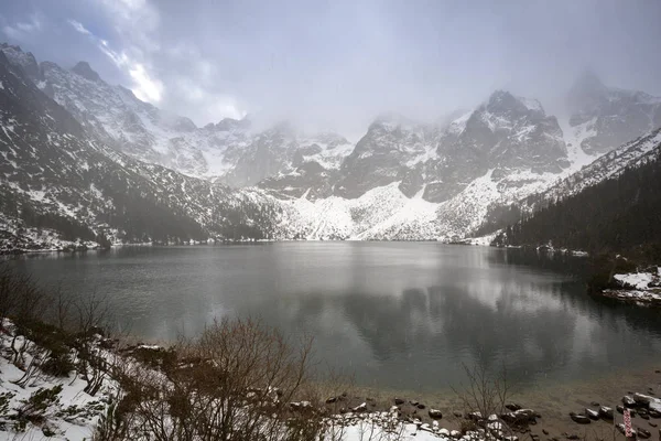 美丽的冬天在海湖的眼睛在 Tatra — 图库照片