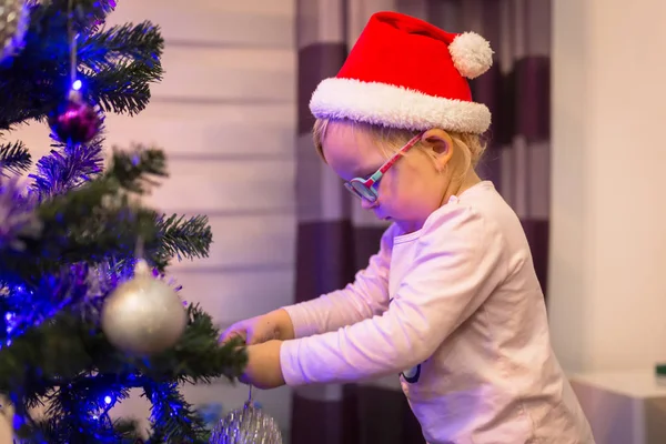 Menina Feliz Decorar Árvore Natal Sala Estar — Fotografia de Stock