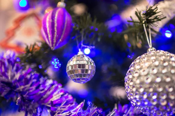 Oturma Odasında Bir Şekilde Dekore Edilmiş Noel Ağacı — Stok fotoğraf