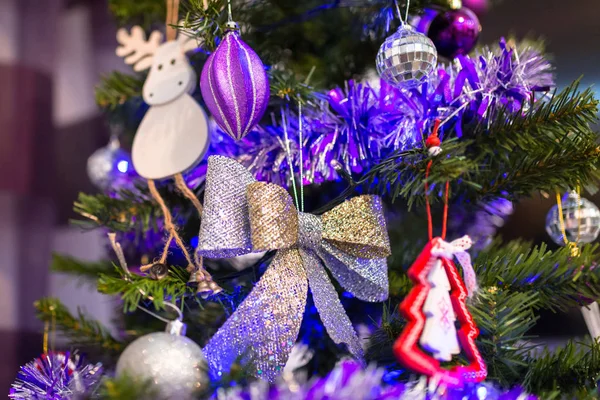 リビング ルームに飾られたクリスマス ツリー — ストック写真