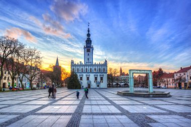 Eski Kent ile Chelmno tarihsel town hall gün batımında, Polonya