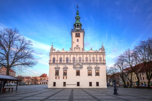 Πλατεία Παλιάς Πόλης Ιστορικό Δημαρχείο Στο Κέλμνο Στο Σούρουπο Πολωνία — Φωτογραφία Αρχείου