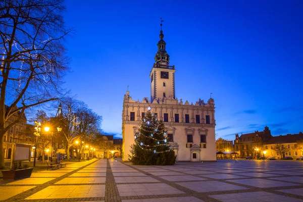 夕暮れ時に Chelmno の歴史的な市庁舎と旧市街の広場 — ストック写真