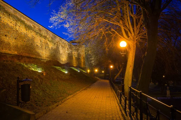 在波兰海乌姆诺老城的 Fefensive 墙壁上的路径 — 图库照片