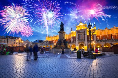 Yeni yıl havai fişek ekran üzerinden Main Square, Krakow, Polonya
