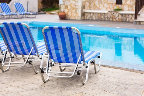Blauwe Ligstoelen Bij Het Zwembad Griekenland — Stockfoto