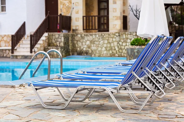 Chaises Longues Bleues Piscine Grèce — Photo