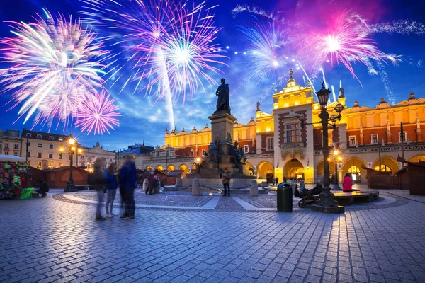 Yeni Yıl Havai Fişek Ekran Üzerinden Main Square Krakow Polonya — Stok fotoğraf