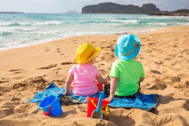 Plaj tatil ikizlerin Yunanistan