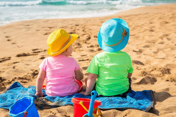 Plaj tatil ikizlerin Yunanistan