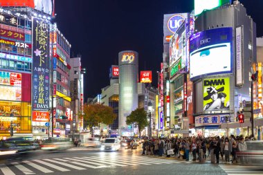 TOKYO, JAPONYA - 12 Kasım 2016: Tokyo 'nun Shibuya ilçesinde yaya geçidi. Shibuya Geçidi dünyadaki en yoğun yaya geçitlerinden biridir..