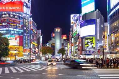 TOKYO, JAPONYA - 12 Kasım 2016: Tokyo 'nun Shibuya ilçesinde yaya geçidi. Shibuya Geçidi dünyadaki en yoğun yaya geçitlerinden biridir..