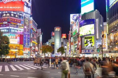 TOKYO, JAPONYA - 12 Kasım 2016: Tokyo 'nun Shibuya ilçesinde yaya geçidi. Shibuya Geçidi dünyadaki en yoğun yaya geçitlerinden biridir..