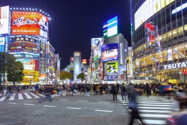 TOKYO, JAPONYA - 12 Kasım 2016: Tokyo 'nun Shibuya ilçesinde yaya geçidi. Shibuya Geçidi dünyadaki en yoğun yaya geçitlerinden biridir..