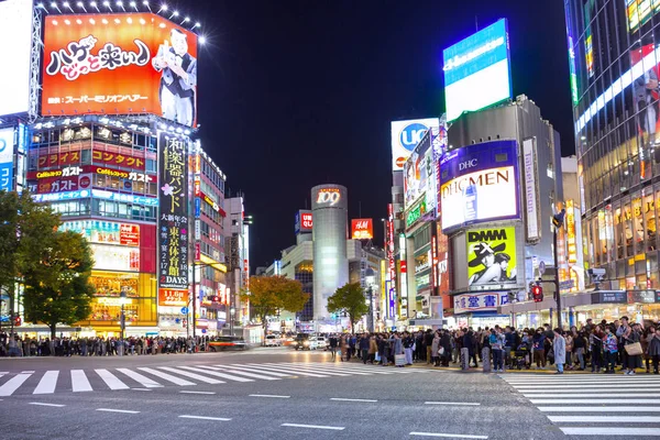 TOKYO, JAPONYA - 12 Kasım 2016: Tokyo 'nun Shibuya ilçesinde yaya geçidi. Shibuya Geçidi dünyadaki en yoğun yaya geçitlerinden biridir..