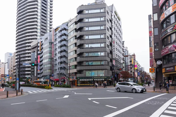 Tokyo, Japonya - 14 Kasım 2016: Tokyo sokakları city, Japonya'nın başkenti. Başkenti ve en kalabalık şehir Japonya Tokyo metropol olduğunu.