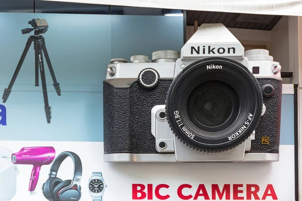 東京都でビックカメラ店の東京 2016 フロント ウィンドウ 店舗のビックカメラ カメラ株式会社は 日本での消費者家電小売チェーンです — ストック写真