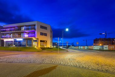 PRUSZCZ Gdanski, Polonya - 1 Ocak 2018: Pruszcz Gdanski konut dairelerde alacakaranlıkta, Polonya mimarisi. PRUSZCZ Gdanski endüstriyel şehir Gdansk için komşu büyüyor.