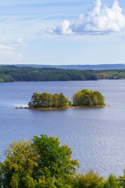 Yaz aylarında, İsveç gölün pastoral sahne