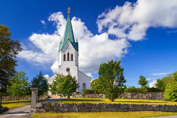Fehér Templom Feletti Napos Kék Svédország — Stock Fotó
