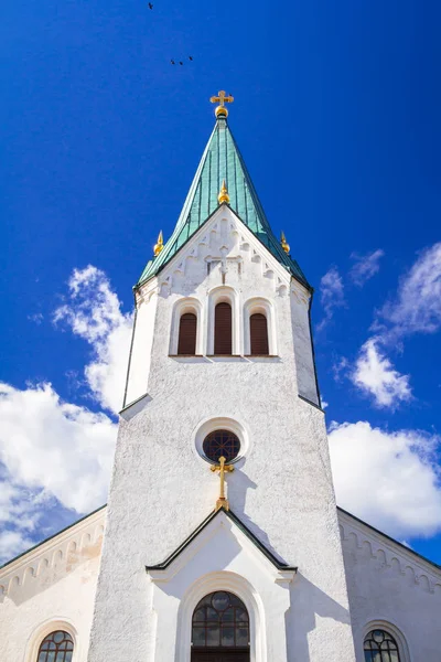 Vita Kyrkan Över Soliga Blå Himmel Sverige — Stockfoto