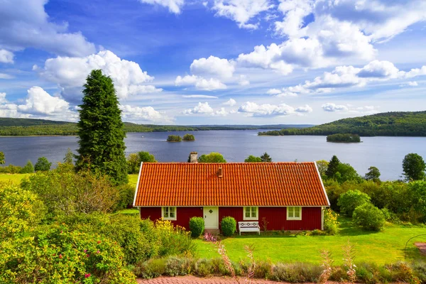 Traditional Red Cottage House Lake Sweden — Stock Photo, Image