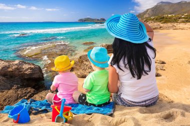 Plaj tatil ikizlerin annesi