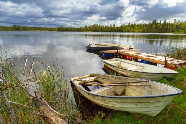 Idyllische Seenlandschaft Mit Booten Bei Bewölktem Tag Schweden — Stockfoto