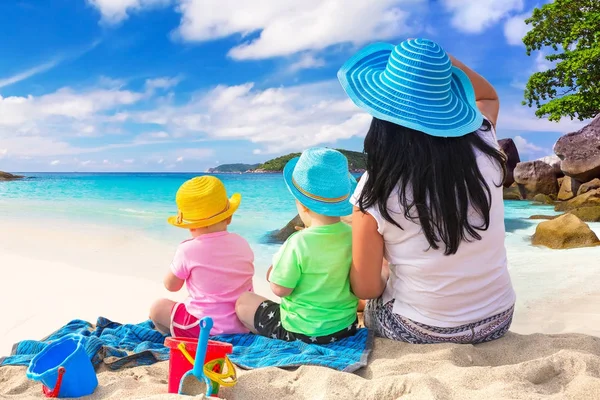 Mère avec jumeaux pendant les vacances à la plage — Photo