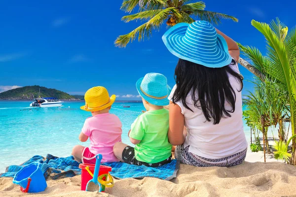 Madre con due gemelli in vacanza al mare — Foto Stock