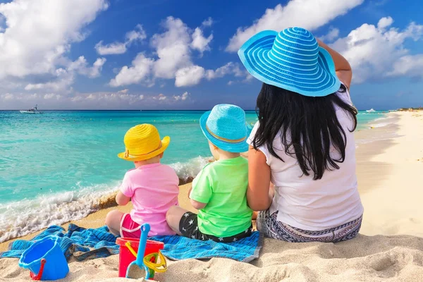 Plaj tatil ikizlerin annesi — Stok fotoğraf