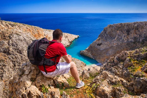 Man with backpack watching beautiful Balos beach on Crete, Greec — Stock Photo, Image